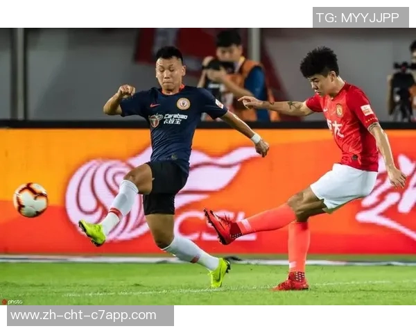 广州恒大迎战北京人和争夺中超联赛关键三分的激烈对决